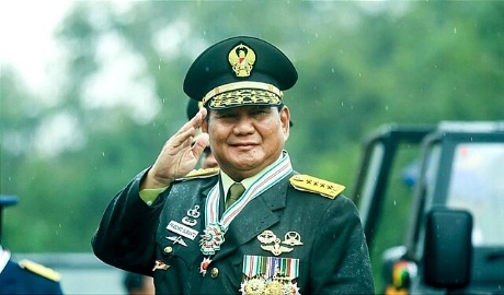 Nově zvolený prezident Prabowo Subianto zdraví své příznivce v generálské uniformě